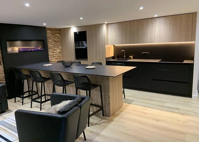 Triplex Moderne Avec Cheminee, Balcon Et Parking A - Fr-1-812-78